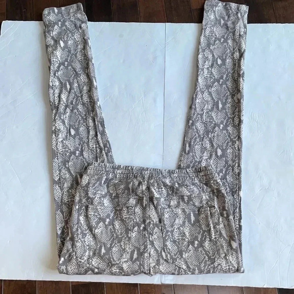 Urban Outfitters snakeskin print pants Zip front Drawstring at waist Size S - Picture 11 of 14